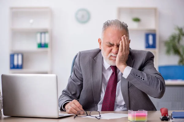 Old Employee Unhappy Excessive Work Workplace — Foto de Stock