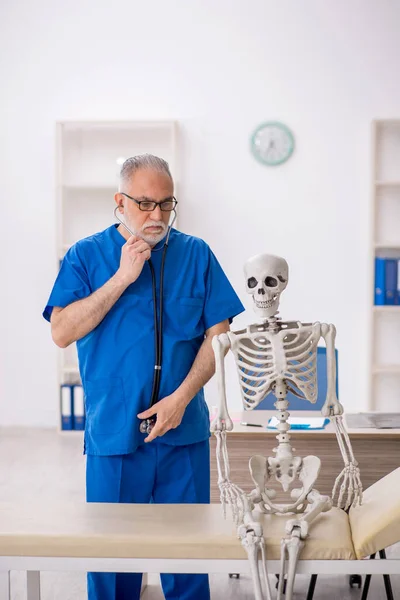 Alter Arzt Untersucht Skelett Krankenhaus — Stockfoto