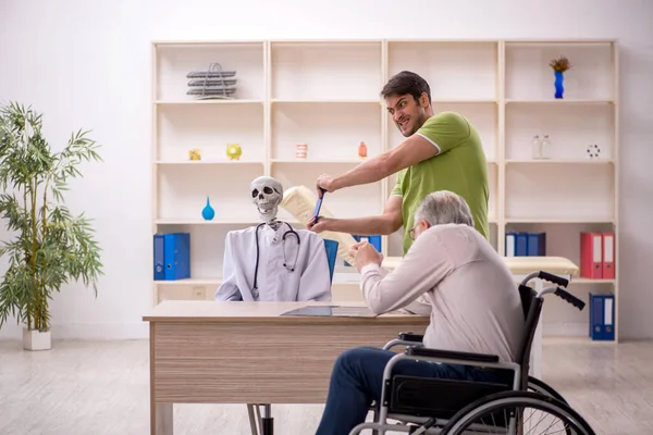 Gammal Manlig Patient Rullstol Besöker Skelett Läkare — Stockfoto