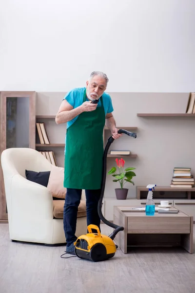 Old Contractor Cleaning House — Stock Photo, Image
