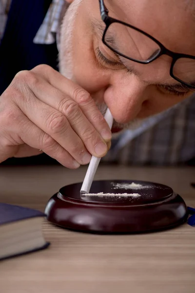 Aged Male Writer Smoking Cigarette — Stock Photo, Image