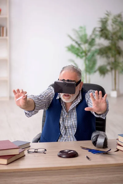 Oude Schrijver Geniet Van Virtuele Bril — Stockfoto