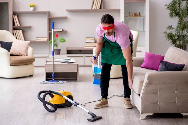 家を掃除する若い目隠しの請負業者 — ストック写真