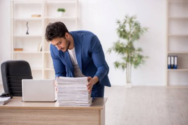 Genç çalışan işyerinde oturuyor.