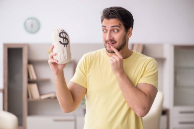 Maaşlı genç adam konsepti.