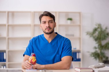 Klinikte çalışan genç doktor kardiyolog.