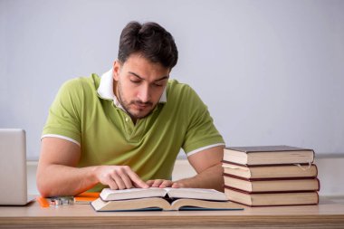 Sınıfta oturan genç öğrenci.