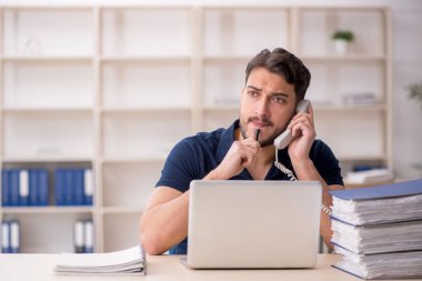 Genç çalışan işyerinde oturuyor.