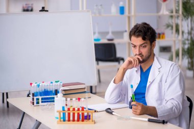 Laboratuvarda çalışan genç bir kimyager.