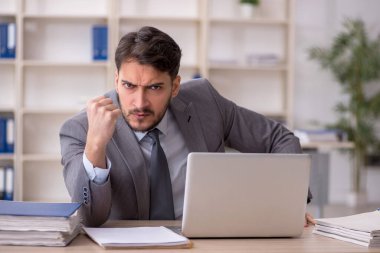 İş yerinde çalışan genç bir çalışan.