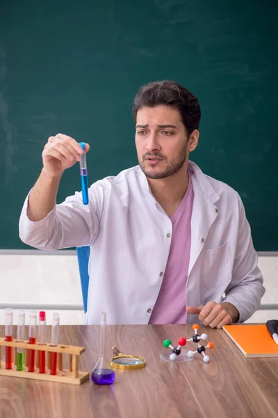 Young Chemistry Teacher Sitting Classroom — Stok fotoğraf