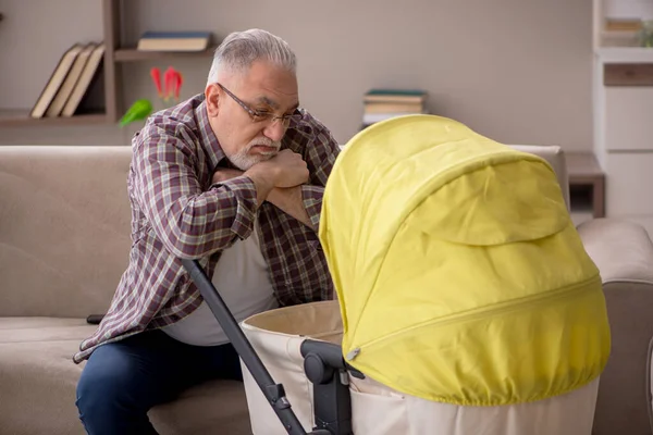 Old Man Looking Baby Home — Stock Photo, Image