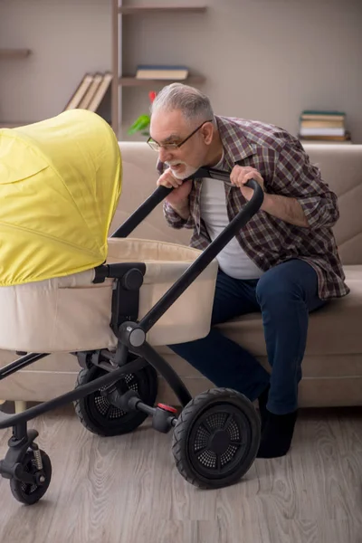 Starszy Mężczyzna Opiekuje Się Noworodkiem Domu — Zdjęcie stockowe