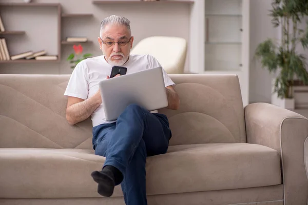 Old Man Sitting Home Pandemic —  Fotos de Stock