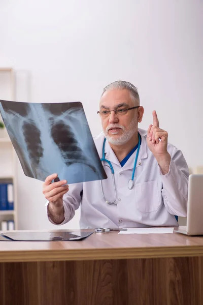 Stary Lekarz Radiolog Pracujący Klinice — Zdjęcie stockowe