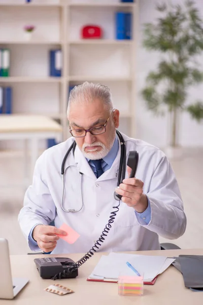 Old Doctor Working Hospital — Stock Photo, Image