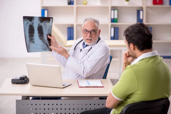 Giovane Paziente Visita Vecchio Medico Radiologo — Foto Stock