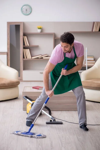 负责打扫房子的年轻承包商 — 图库照片