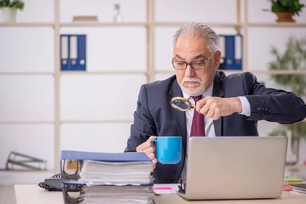 Stary Pracownik Biznesowy Pijący Kawę Podczas Przerwy — Zdjęcie stockowe