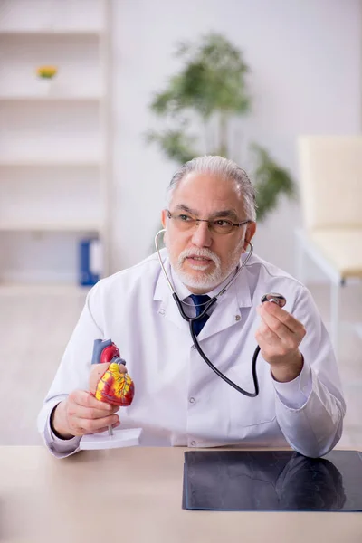 Vecchio Medico Cardiologo Che Lavora Clinica — Foto Stock