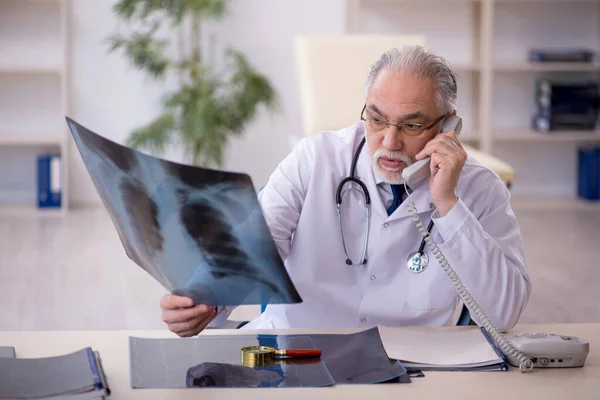 Oude Arts Radioloog Werkt Het Ziekenhuis — Stockfoto