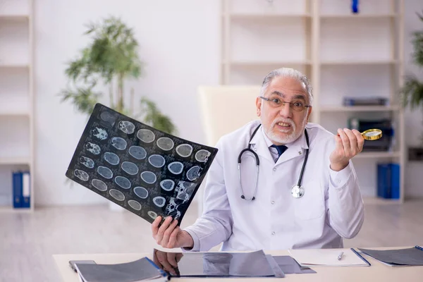 Old Doctor Radiologist Working Hospital — Stock Photo, Image