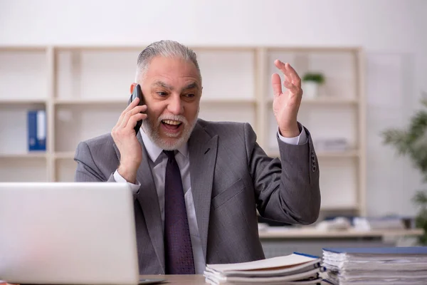 Old Employee Speaking Phone Workplace — Stock Photo, Image