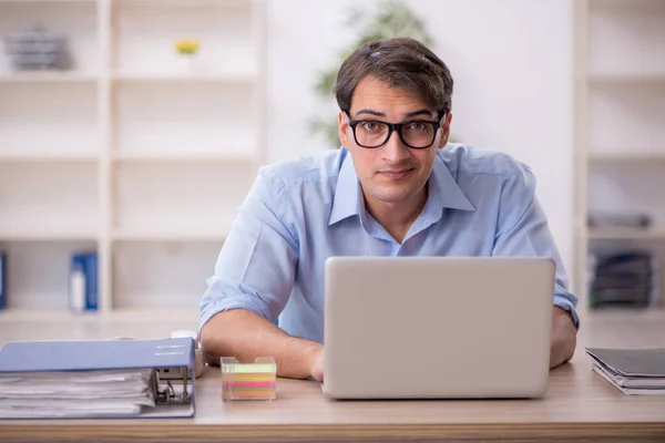 Empleado Joven Empresario Que Trabaja Lugar Trabajo —  Fotos de Stock