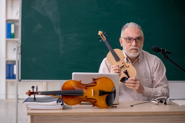 Old Teacher Playing Violin Classroom — Stock Photo, Image