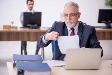 Ofiste çalışan iki meslektaşım.