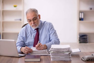 Ofiste çalışan eski patron.