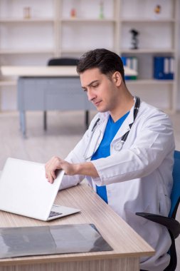 Teletıp konseptinde genç doktor