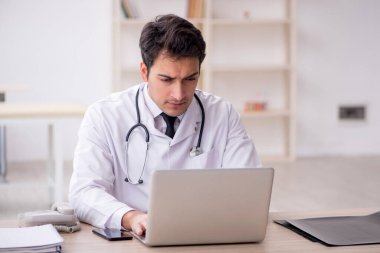 Teletıp konseptinde genç doktor