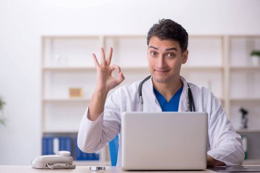 Teletıp konseptinde genç doktor