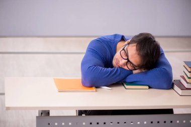 Sınıfta sınava hazırlanan genç bir öğrenci.