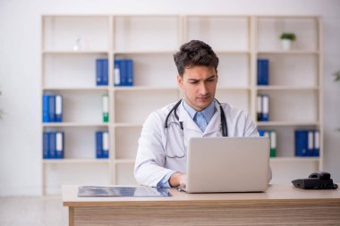 Teletıp konseptinde genç doktor