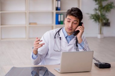 Teletıp konseptinde genç doktor