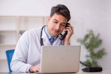 Teletıp konseptinde genç doktor