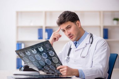 Klinikte çalışan genç bir radyolog.