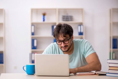 Sınıfta sınava hazırlanan genç bir öğrenci.