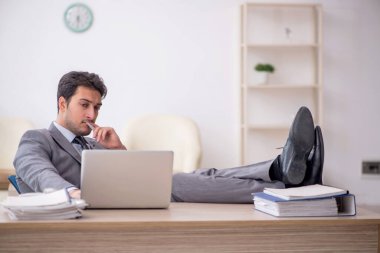 Genç çalışan işyerinde oturuyor.