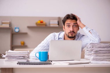 Genç erkek çalışan salgın sırasında evden çalışıyor.