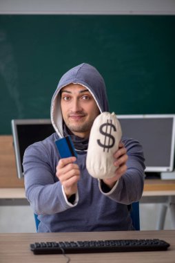 Sınıfta oturan genç hacker.