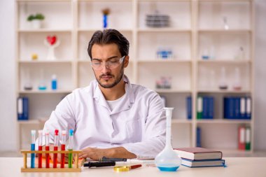 Laboratuvarda çalışan genç bir kimyager.