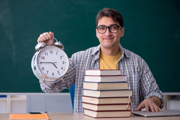 時間管理の概念の若い学生 — ストック写真