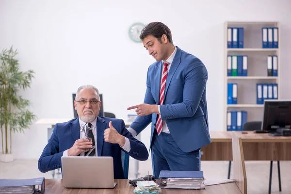 Two Male Employees Star Award Office — Stock Photo, Image