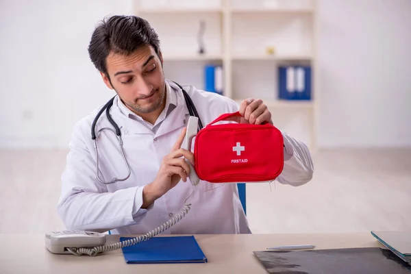 Ung Manlig Läkare Paramedic Håller Första Hjälpen Väska — Stockfoto