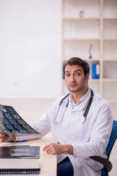 Junge Ärztin Arbeitet Krankenhaus — Stockfoto