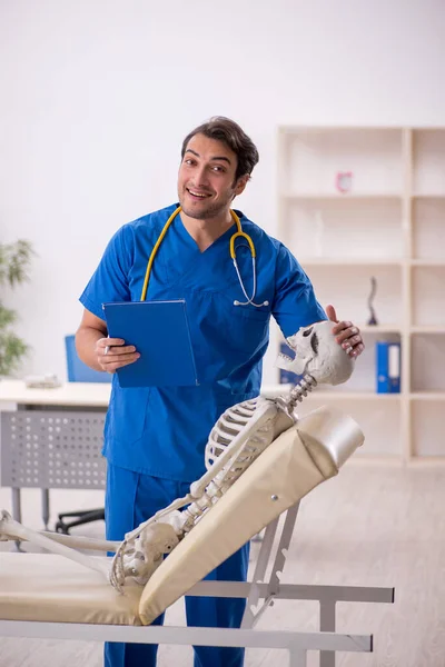 Young Doctor Skeleton Patient Hospital — Stockfoto