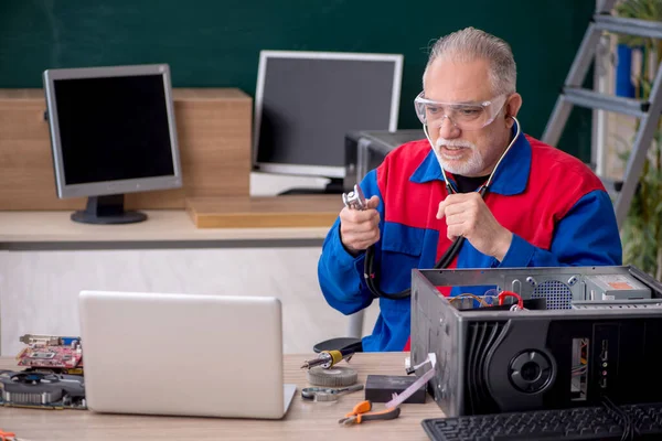 Old Male Repairman Repairing Computers Classroom — Stock Photo, Image